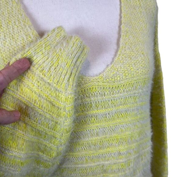 Kendall & Kylie Lemon Lime Eyelash Knit Fuzzy Oversized Cropped Sweater Size XS - Picture 3 of 12